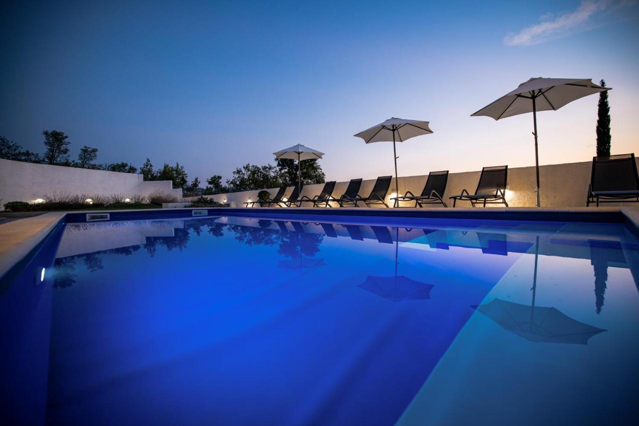 Royal Promons - Heated Pool Villa Стариград-Пакленица Екстериор снимка